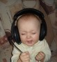 Bebé oyendo música