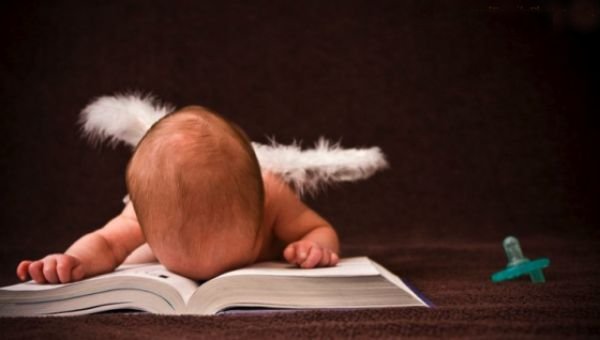 Bebé leyendo