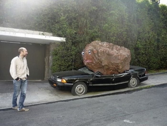 La roca y el auto