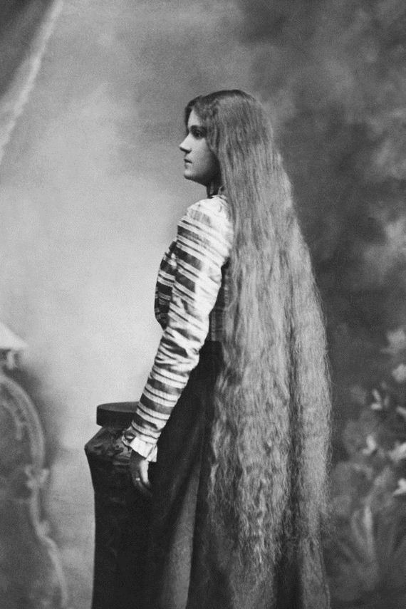 La chica del cabello largo