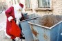 Santa recogiendo basura